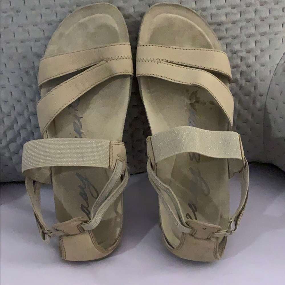 Easy Spirit Tan Sandals
